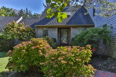 25 Twin Rocks Drive