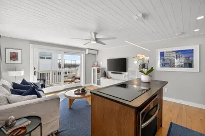 945 Commercial Street, Unit 3d