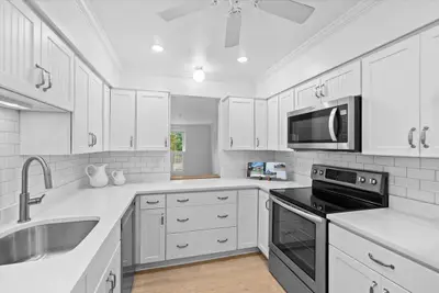 3512 Main Street, Unit Apt 3