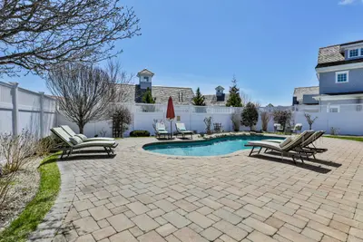 5 Coastline Drive, Mashpee MA — view 2