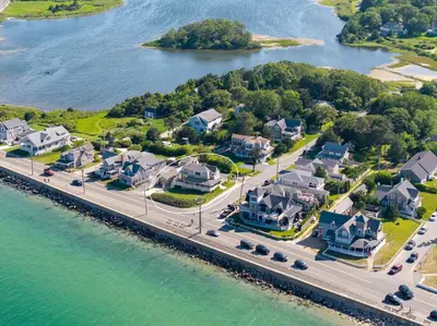 4 Canonicus Avenue, Tisbury MA