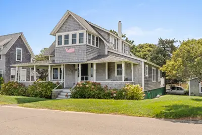 6 Brewster Avenue, Oak Bluffs MA — view 4