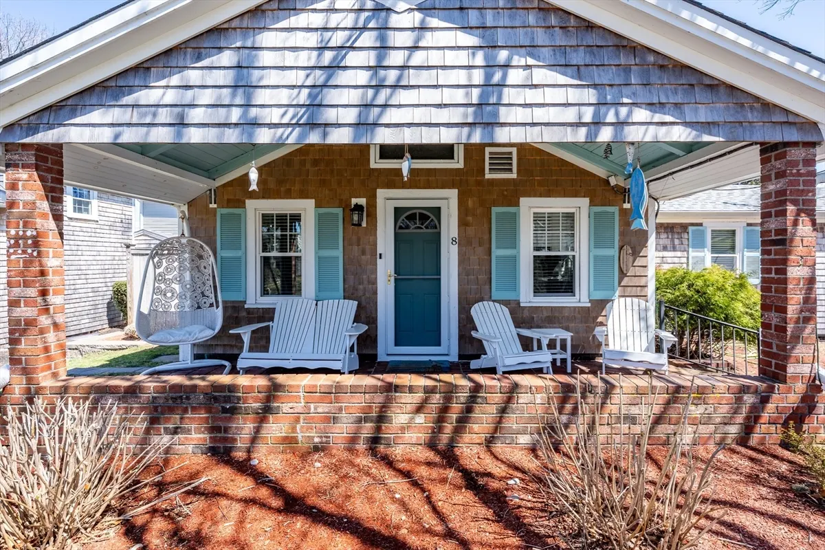 8 Quinsigamond Avenue, Falmouth MA