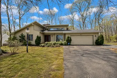 60 Redwood Circle