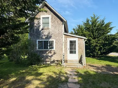 19 Perkins Avenue, Oak Bluffs MA — view 2