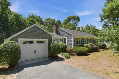8 Emerald Way