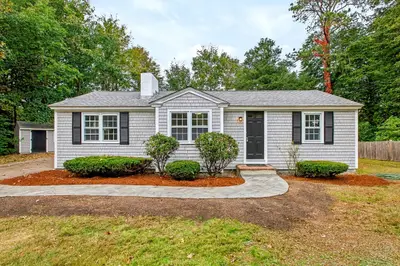 16 Lakeside Drive